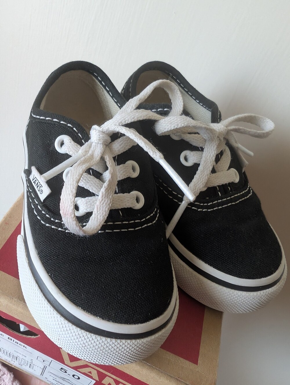 Vans Kids Black Canvas Low-Top Sneakers with White Laces Size 5